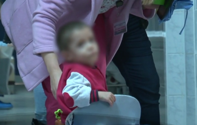 Copilul subnutrit din Iași, tratat cu ciocolată, își revine. La 4 ani cântărea cât un bebeluş de 9 luni