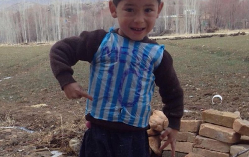 Băiețelul kurd care poartă tricoul lui Messi improvizat dintr-o pungă de plastic a fost găsit