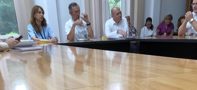 Fotografie de la ședință, în care se văd managerul Macarie (primul din dreapta) și Simionescu (în bluză albastră).