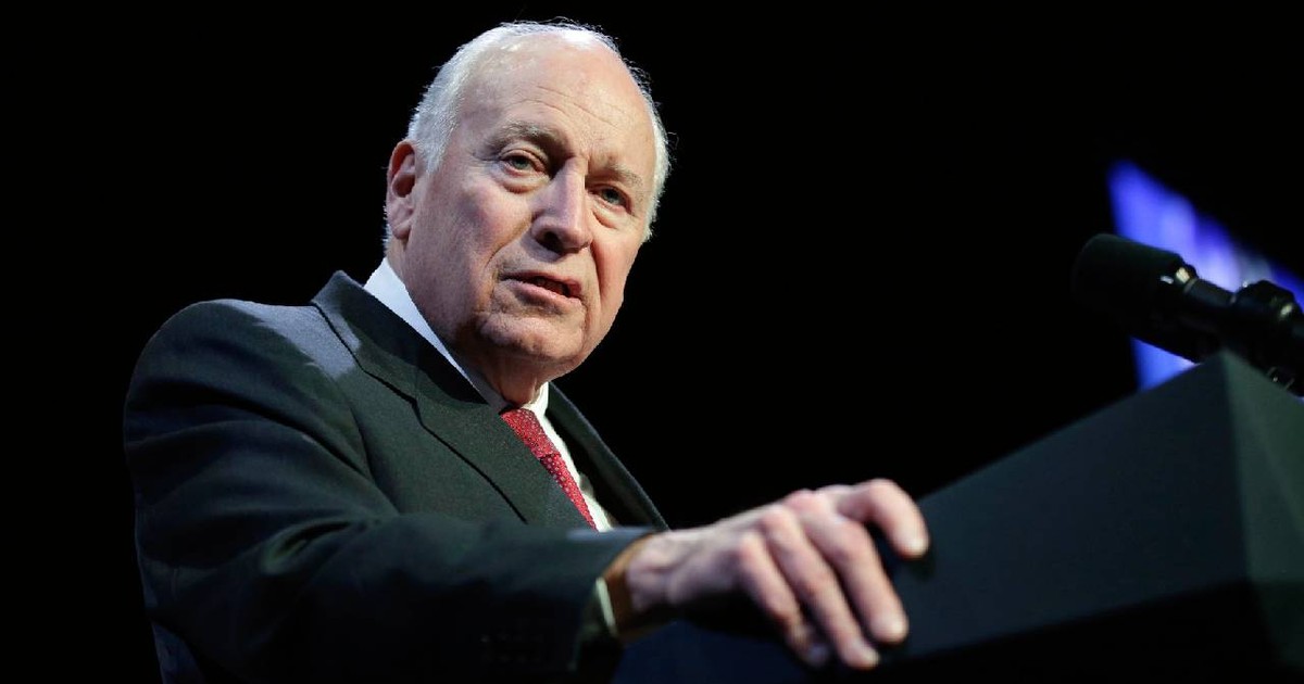 Dick Cheney, fostul vicepreședinte al lui George W. Bush, în timpul unui discurs la un pupitru