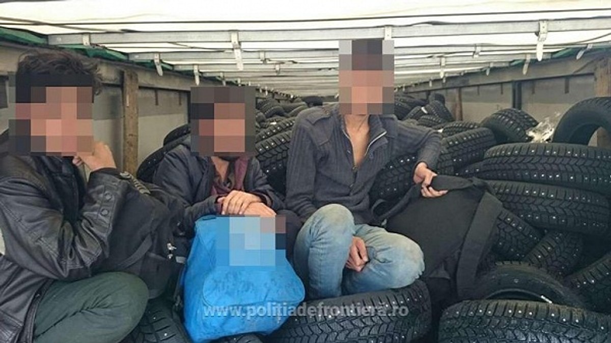 Polițiștii de frontieră din Satu Mare au reținut trei cetățeni afgani, ascunși într-un camion