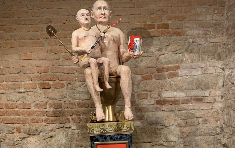 O sculptură cu Putin gol pe toaletă, ținându-l în brațe pe Lukaşenko, scoasă la licitație pentru cumpărarea unei drone. Care e prețul de pornire
