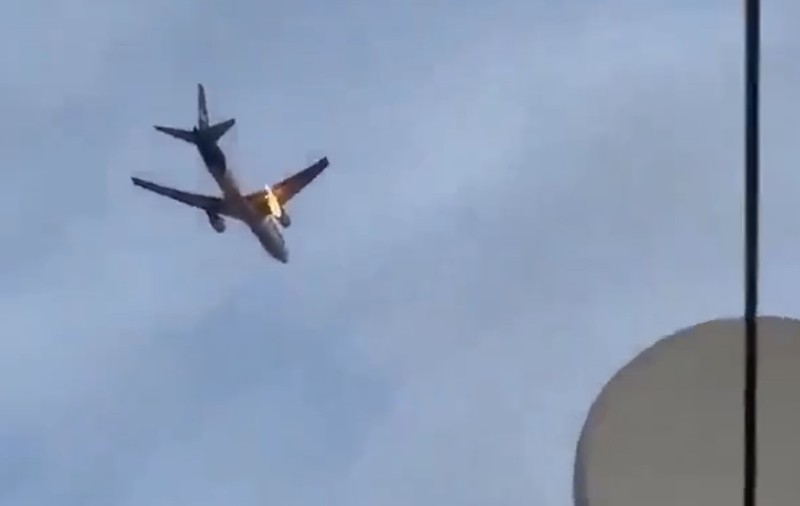 Un avion cargo cu motorul în flăcări a trebuit să aterizeze de urgență pe un aeroport din New Jersey | VIDEO