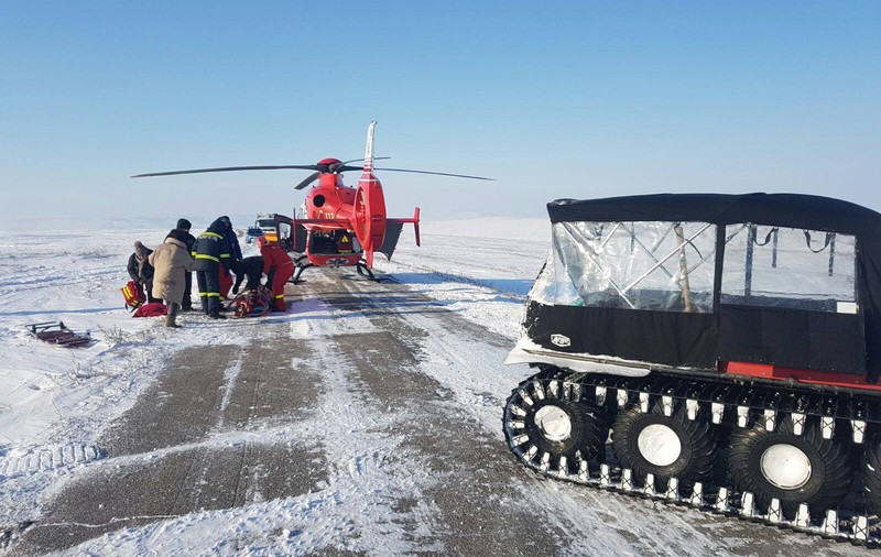 Bărbat din județul Constanța, salvat cu elicopterul dintr-o localitate unde drumul e blocat de zăpadă | GALERIE FOTO