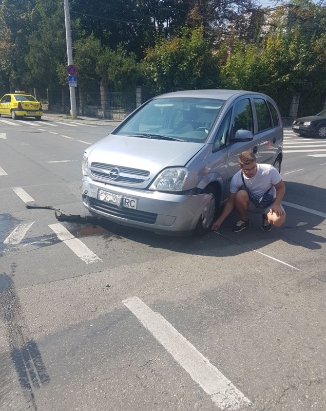FOTO | Accident spectaculos în centrul Sibiului. Două mașini s-au tamponat, iar una s-a răsturnat. Doi copii, printre răniți