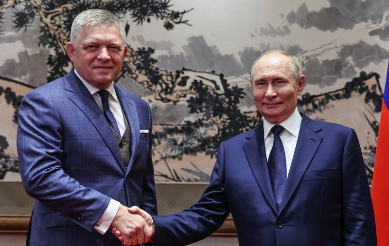 Putin s-a întâlnit în China cu Robert Fico și l-a îndemnat să pedepsească Ucraina și să nu mai furnizeze gaze și electricitate Kievului