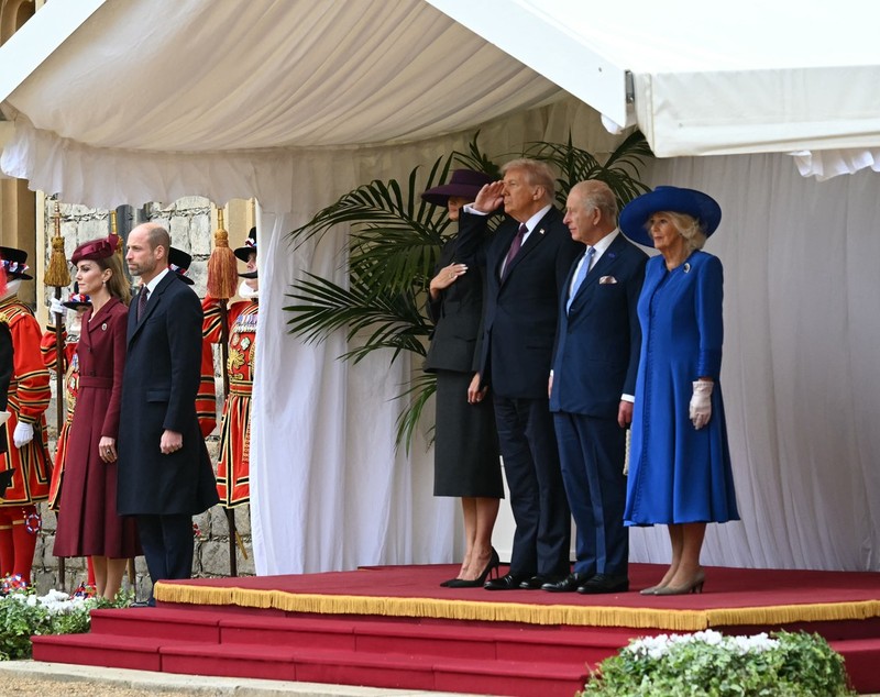 Duelul ținutelor dintre Kate Middleton și Melania Trump. În timp ce prințesa de Wales a purtat o rochie de 2.330 lire sterline, prima doamnă a ales un costum haute couture
