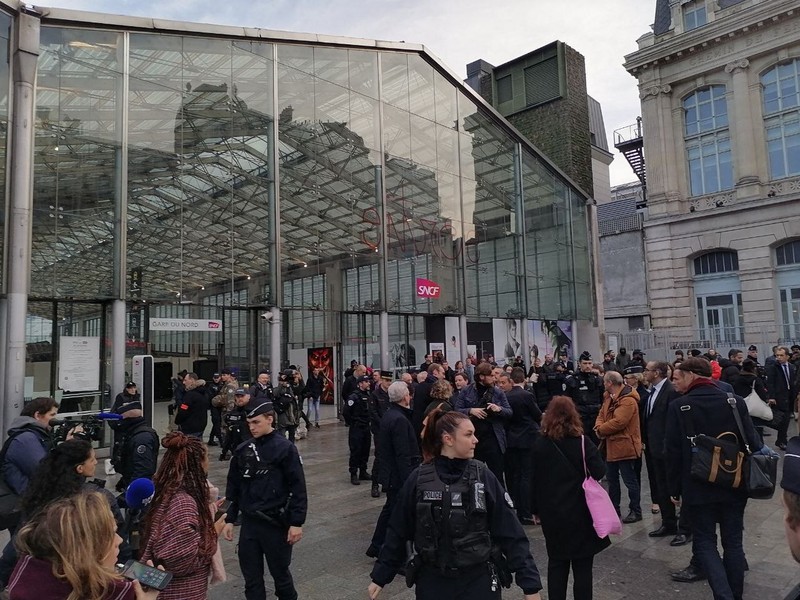 Prezență numeroasă a forțelor de ordine în Gara de Nord din Paris după atacul cu cuțitul Foto: Profimedia