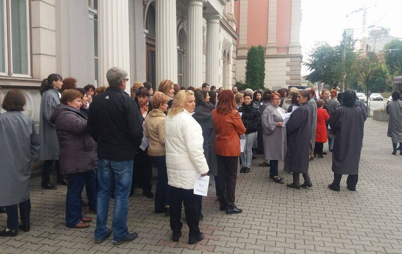 Grefierii protestează, de astăzi. După transferul contribuţiilor sociale unele salarii vor scădea cu 500 de lei