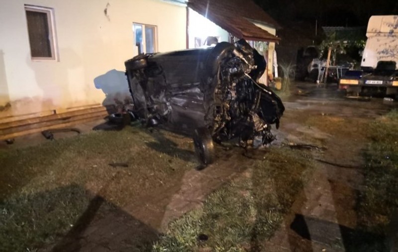 Un șofer băut a intrat într-o casă din Arad și a ucis o femeie. Doi copii au fost răniți