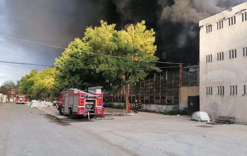 Incendiu la o hală de producție a polistirenului din Dâmbovița. A fost emis un mesaj Ro-Alert din cauza degajărilor mari de fum