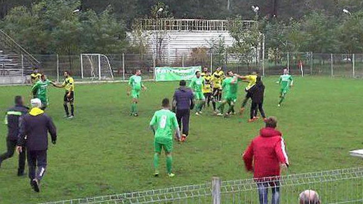 Spectatorii au invadat terenul la un meci de fotbal! ”Și-au bătut joc de arbitru, au aruncat cu pietre în el”