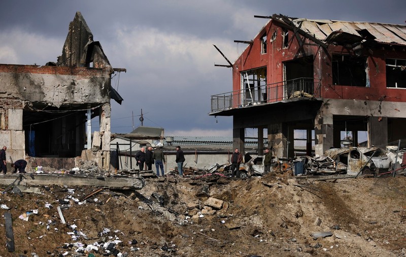 Război în Ucraina, ziua 59 | Noi orori ies la iveală: imagini cu cadavre ale civililor întinse pe un drum din Mariupol