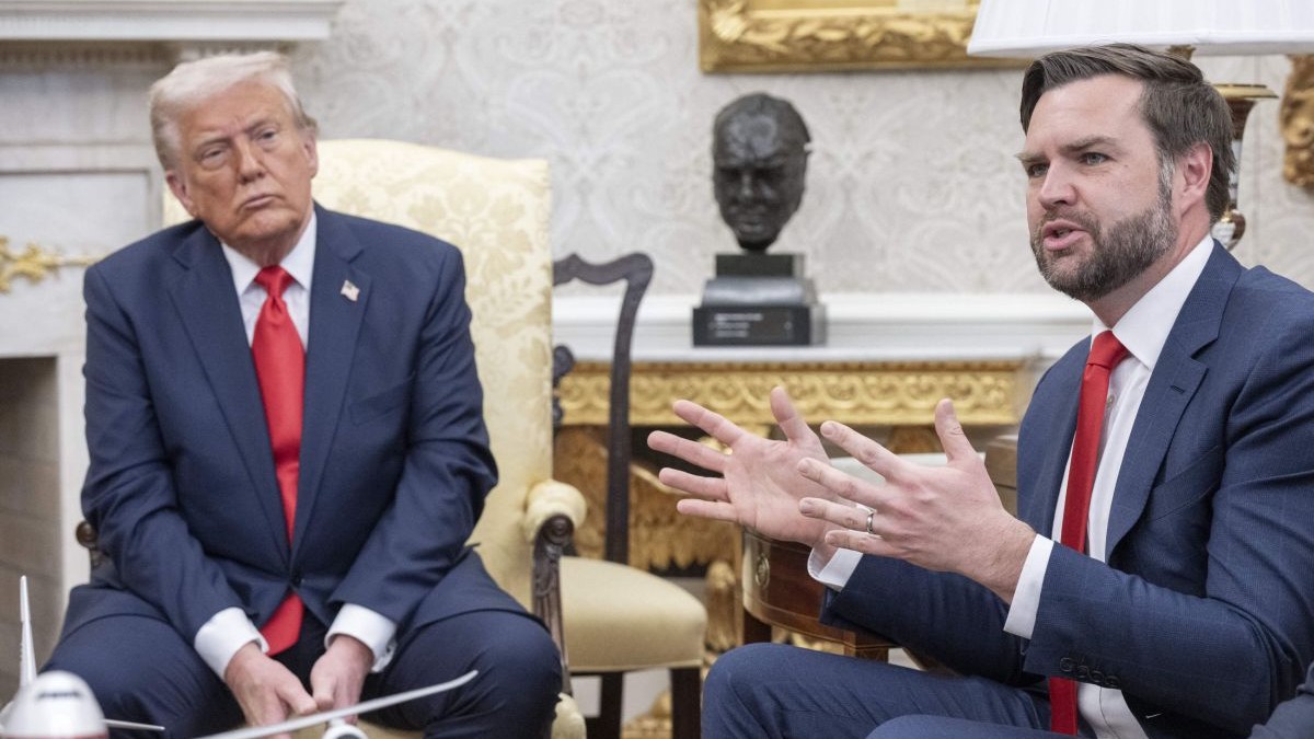 Președintele american Donald rump ascultă discursul vicepreședintelui JD Vance