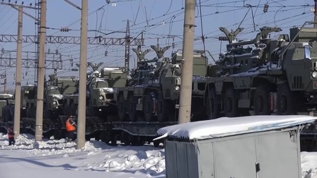 Ministerul rus al Apărării, o divizie a sistemului de rachete sol-aer S-400 Triumph a unităților Forțelor Aeriene și Apărării Aeriene din Districtul Militar de Est este ilustrată pe platformele feroviare de la stație de încărcare înainte de expedierea în Belarus pentru exercițiile comune Union Courage 2022 în regiunea Khabarovsk, Rusia. Foto: Profimedia