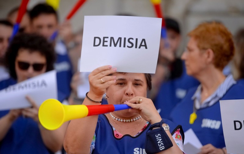 Protest al angajaților INS în fața Parlamentului. Ce revendicări au