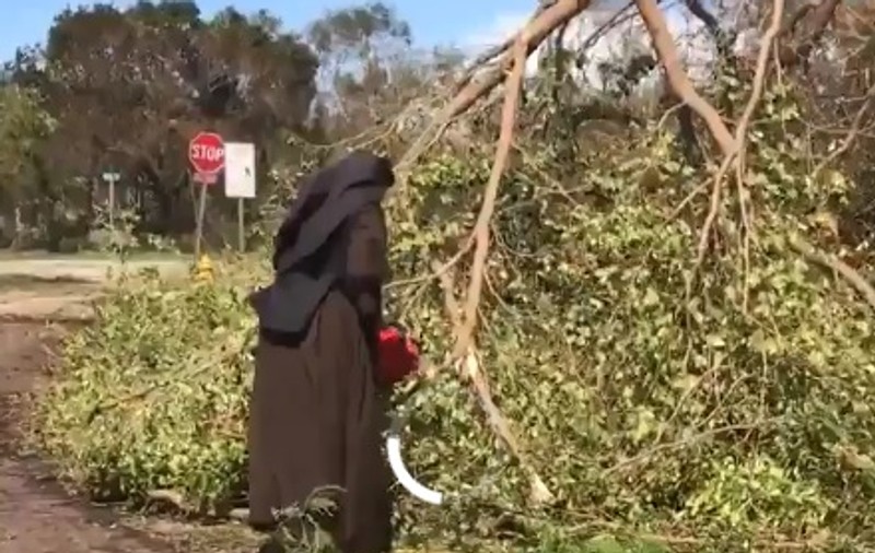 VIDEO | Cum mânuiește o călugăriță drujba. Măicuța ajută la curățarea zonelor afectate de uraganul Irma