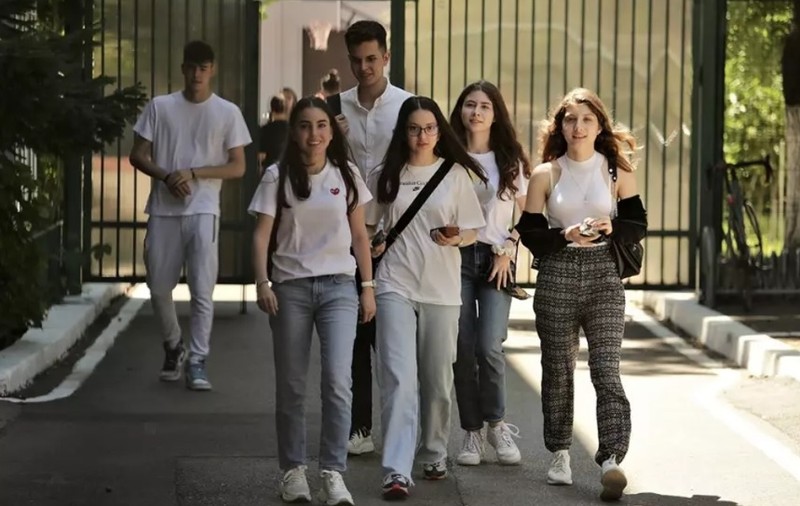 O elevă de 10 la Bac vorbește despre inegalitățile dintre școala făcută la București și cea din provincie și despre viitorul său: „Mi-aș dori să pot ajuta aici, nu să fug în altă parte”