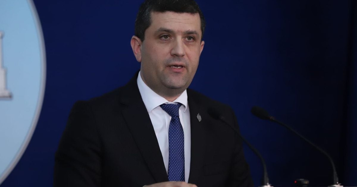 Radu Miruță vorbește în cadrul unei conferințe de presă la MApN, 2 aprilie 2026