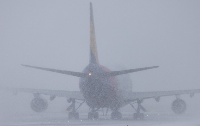 Vreme extremă în Europa. Sute de zboruri anulate, trenuri oprite și trafic rutier paralizat din cauza ninsorilor și a gerului