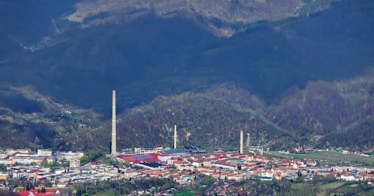 Peisaj al industriei miniere din Valea Jiului. Lupeni, oraș minier din Hunedoara. Cuptoare și mine de cărbune înconjurate de case și locuințe în Valea Jiului.