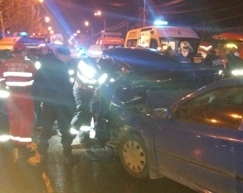 UPDATE/Carambol la semafor, aseară, în zona Băneasa. O persoană a murit, trei sunt grav rănite
