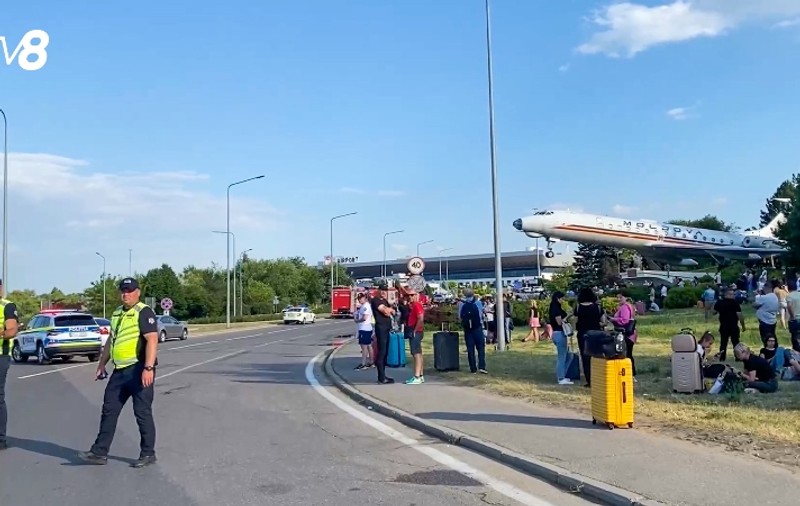 Mărturii ale oamenilor aflați pe aeroportul din Chișinău în momentul atacului: „Am văzut moartea cu propriii mei ochi”