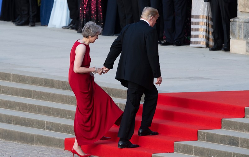 Donald Trump și Theresa May s-au ținut de mână în timpul vizitei președintelui american la Palatul Blenheim