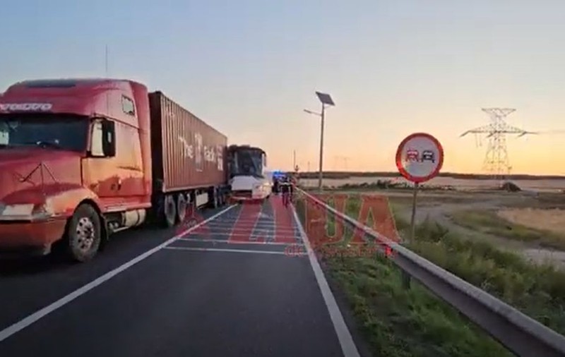 Accident în județul Constanța, între un TIR și un autocar cu 57 de ucraineni la bord, majoritatea minori