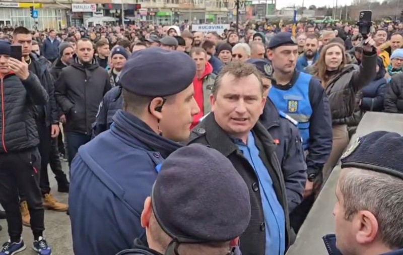 Un lider al partidului Dianei Șoșoacă, scos din mulțime de jandarmi la mitingul antiextremism organizat de PNL