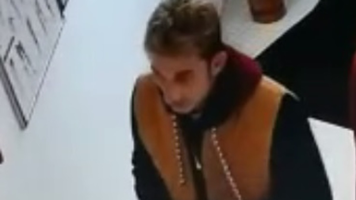 Țeparul se dădea comisar-șef în cartierul Floreasca din Capitală și cerea bani de la oamenii cărora le spunea că poate să le rezolve anumite probleme.