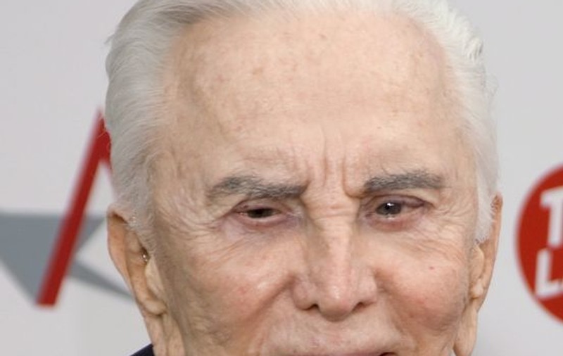 La 93 de ani, Kirk Douglas şi-a tras blog