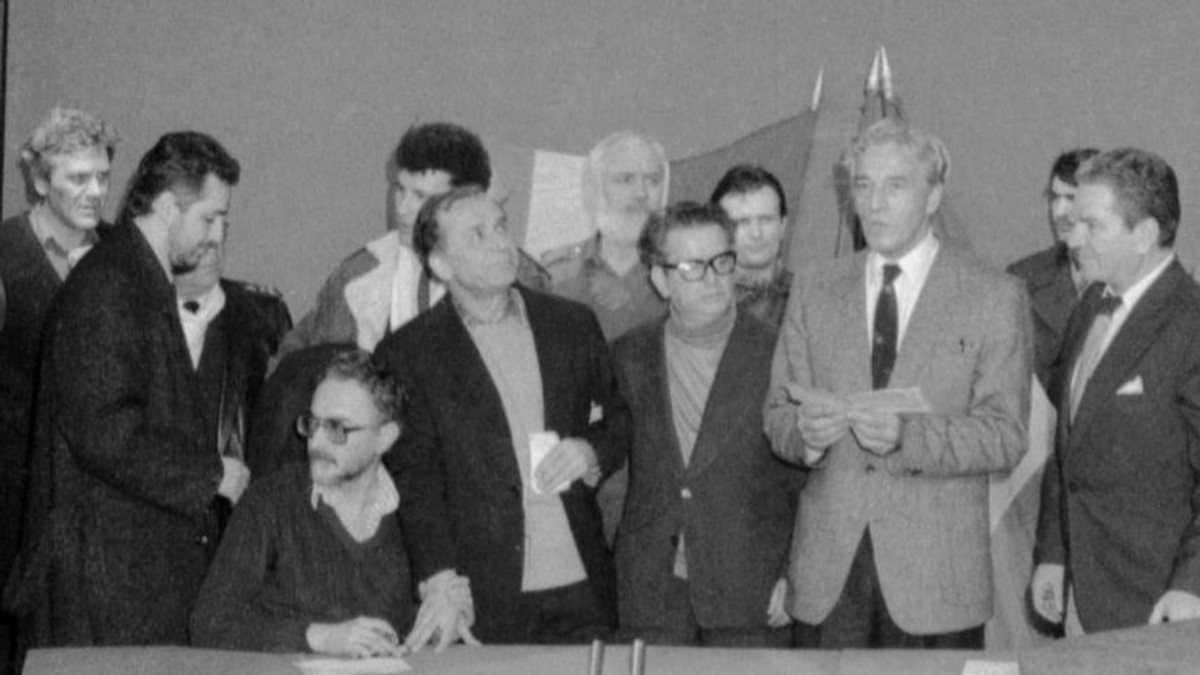 Ion Iliescu si Gelu Voican Voiculescu (in spatele lui), la TVR, in timpul Revolutiei din 1989. Foto: Agerpres