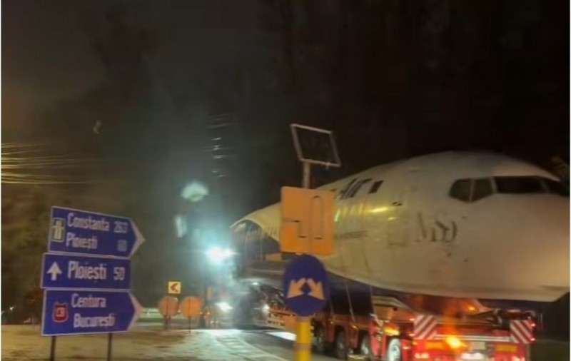 Conspirații pe TikTok cu avioane fantomă și mușamalizări, după ce epava unui Boeing 737-500 a fost filmată în traficul din București