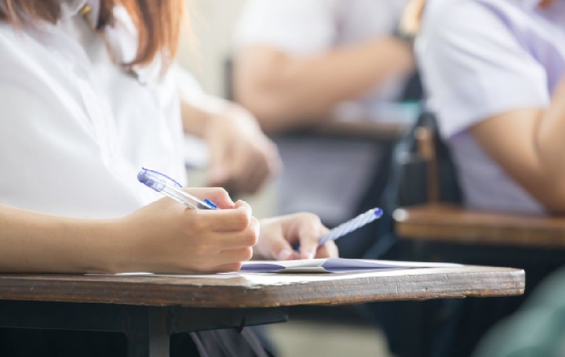 Simulare BAC 2026: peste 143.000 de elevi susțin astăzi proba la Limba Română, iar 63 de licee nu participă