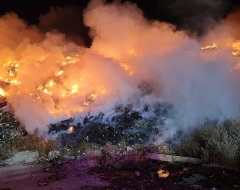 Incendiu cu degajări mari de fum, izbucnit azi-noapte la groapa de gunoi de la Boldești-Scăeni, lângă Ploiești. A fost emis mesaj RO-Alert