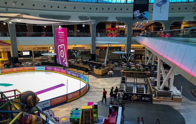 Viaţa în cel mai mare mall din Bucureşti, în vremea coronavirusului. De ce aleg oamenii să nu stea acasă, în auto-izolare