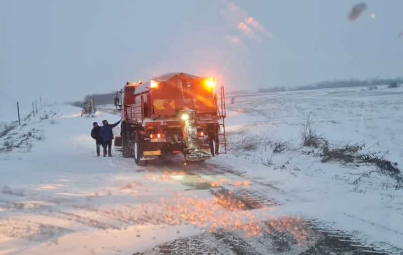 O gravidă din Vaslui a născut acasă după ce ambulanţa chemată în ajutor a rămas blocată în zăpadă