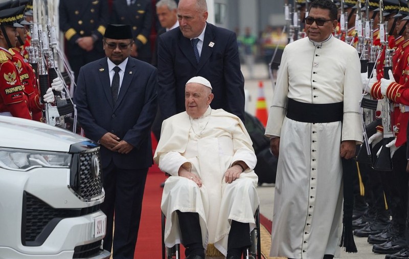 Papa Francisc a ajuns în Indonezia, prima țară pe care o vizitează în cel mai lung turneu al pontificatului său