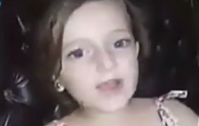 Drama copiilor sirieni: O fetiță din Alep cântă în fața camerei, iar apoi casa îi este zguduită în urma unui atac | VIDEO
