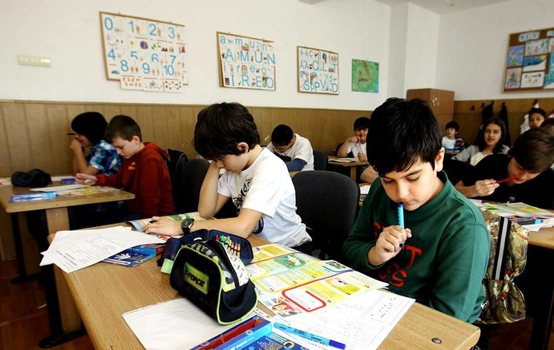 Ministrul educaţiei: Nu ne mai putem întoarce la sălile de clasă pline cu peste 30 de elevi