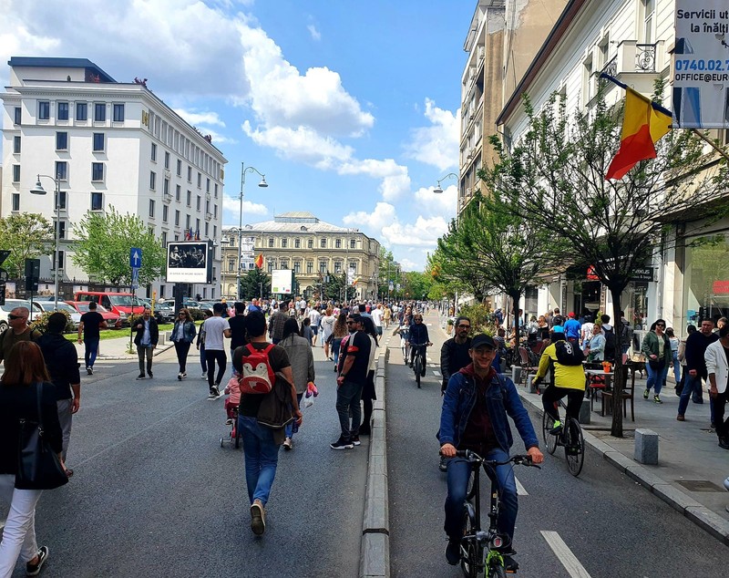 Ziua Muncii și a pietonilor. Mii de bucureșteni, la plimbare pe Calea Victoriei de 1 mai