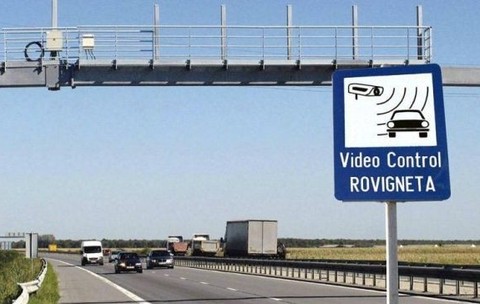 Semn rutier care avertizează că există control de rovinieta pe drum
