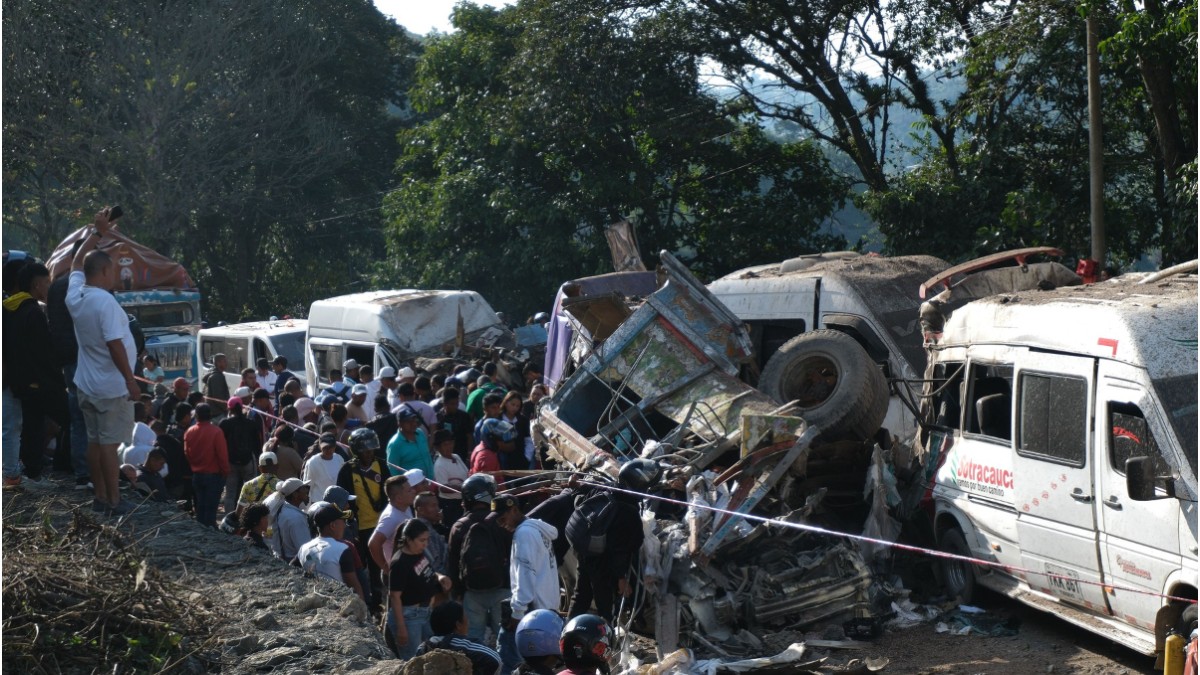 Oamenii adunați după un atac cu bomba comis în Cauca, Columbia, pe 25 aprilie 2026