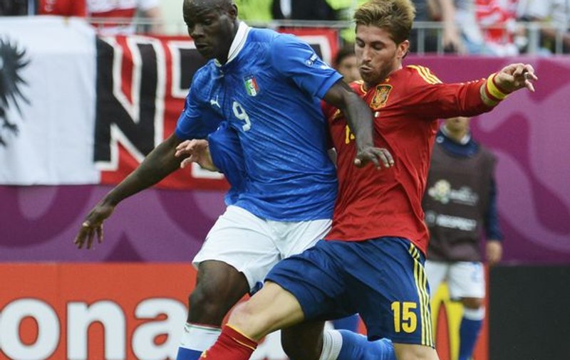 Rasism: Suporterii spanioli au imitat maimuţele când Balotelli era la minge