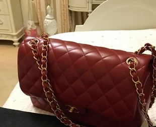 Brigitte Sfăt și-a făcut singură cadou de Crăciun: o poșetă de fițe, de culoare roșie