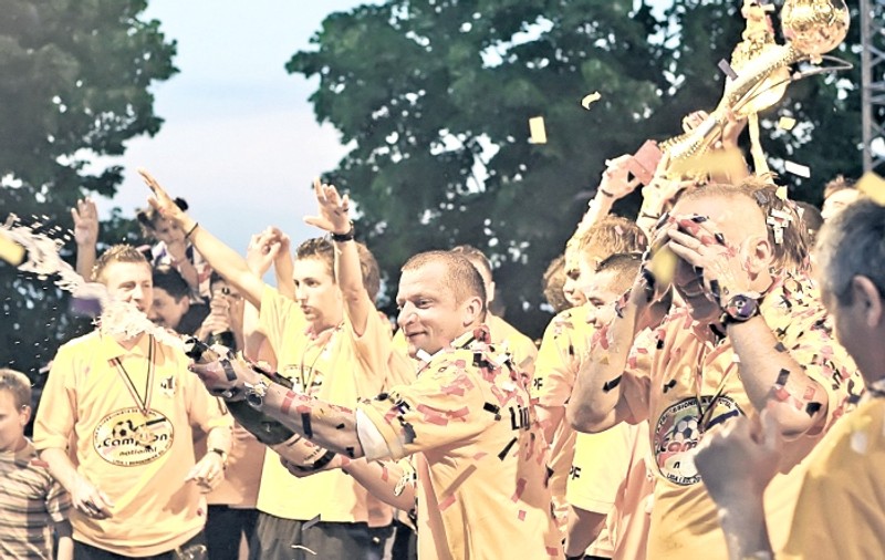 Foto&Video|Jucătorii Oţelului au sărbătorit câştigarea primului titlu din istoria clubului: Au udat trofeul!
