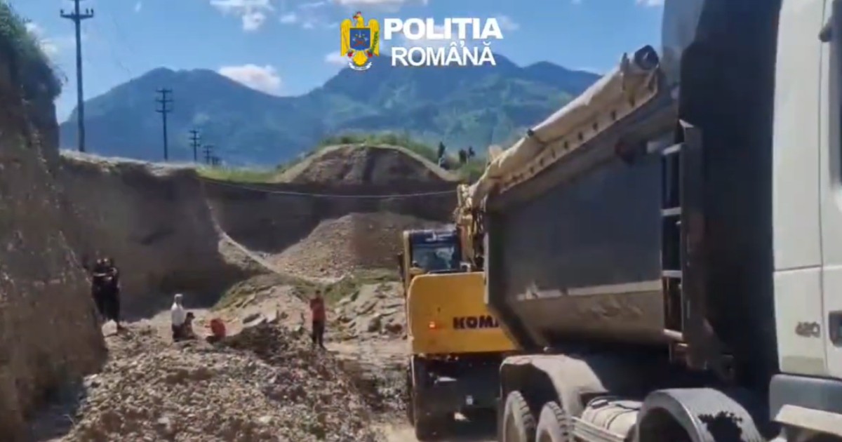 Imaginea surprinde o zonă excavată din apropierea Brașovului, unde utilaje și camioane intervin într-o anchetă privind depozitarea ilegală a unor cantități mari de moloz. În cadru apar polițiști și muncitori care participă la lucrările de verificare și excavare desfășurate de autorități.