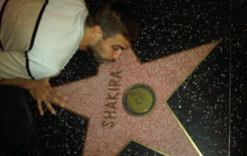 Imagine de senzaţie! Gerard Pique pupă pe bune locul pe unde calcă Shakira! | FOTO