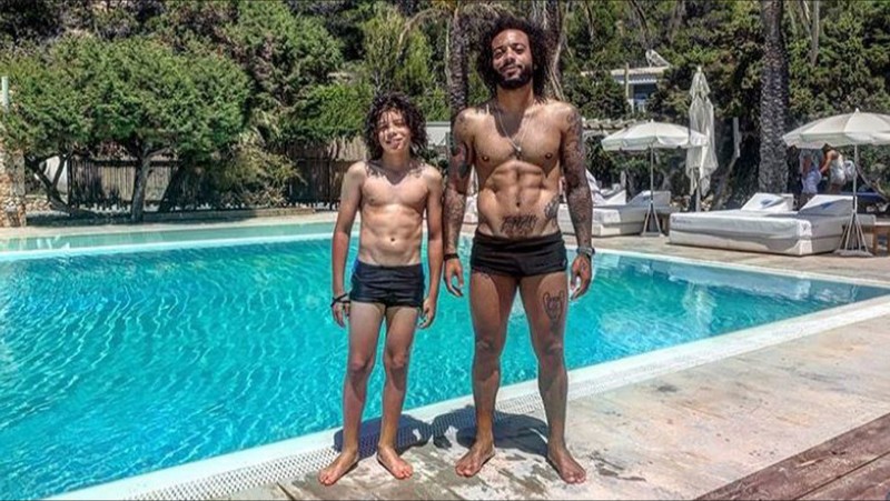 Așa tată, așa fiu! Brazilianul Marcelo, de la Real Madrid, se mândrește cu abdomenul său și al copilului